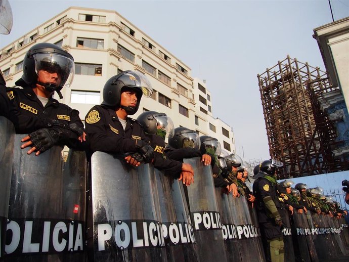 Archivo - Agentes de Policía de Perú