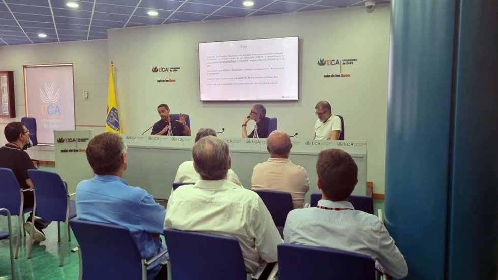 El rector de la UCA en rueda de prensa.