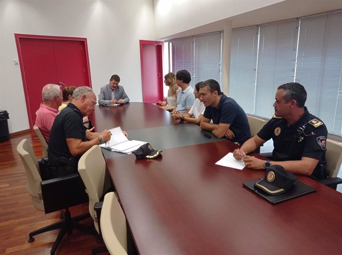 El concejal de Seguridad Ciudadana y Emergencias, Fulgencio Perona, sereúne con la Asociación de Comerciantes
