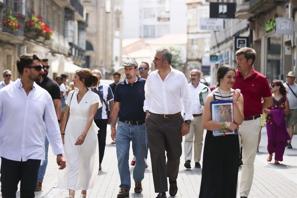 El vicepresidente de Vox, Javier Ortega Smith (c) realiza un recorrido por diferentes calles del centro de Pontevedra.
