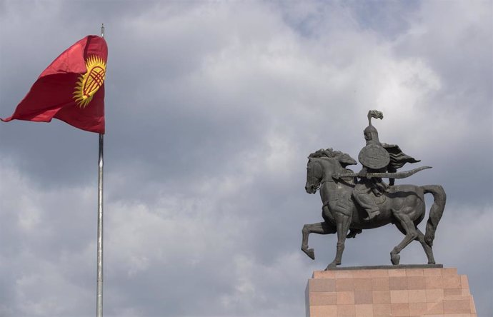 Archivo - Bandera de Kirguistán en la capital del país, Biskek