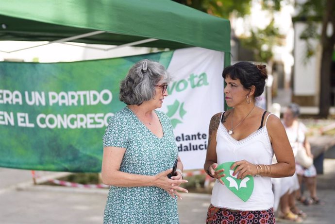 Pilar González y Teresa Rodríguez en Puerto Real.