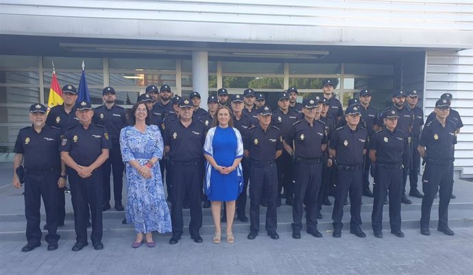 Alicia Villar y Virginia Barcones posan con mandos y los agentes en prácticas en Valladolid.