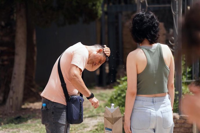 Una pareja se refresca por las altas temperaturas