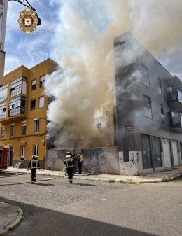 Los Bomberos de León sofocan un fuego en el patio interior de un edificio de la capital