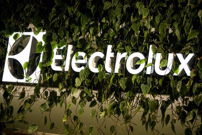 Archivo - FILED - 04 September 2022, Berlin: The Electrolux logo is pictured at the IFA electronics fair. The Swedish home appliance maker Electrolux said on Wednesday that it has decided to discontinue its production at the Nyiregyhaza factory in Hunga