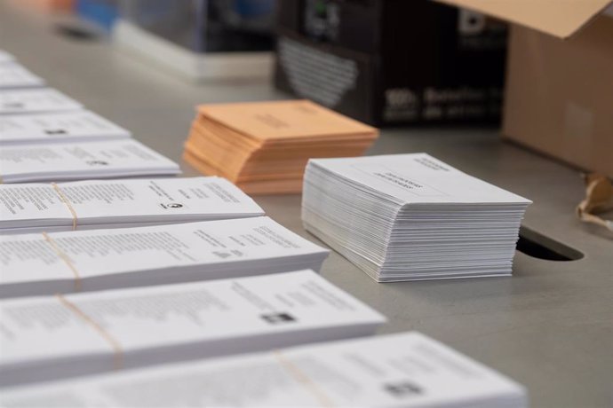 Material electoral para las próximas elecciones generales del 23 de julio en el almacén de urnas, a 18 de julio de 2023, en Barcelona, Catalunya (España). 