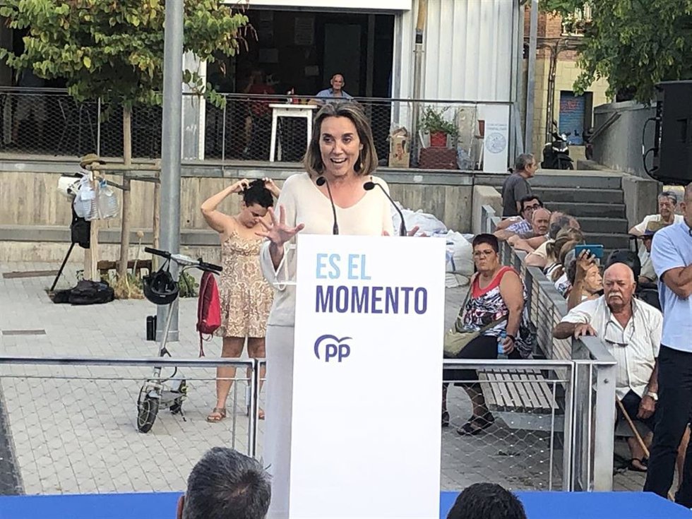 La secretaria general del PP, Cuca Gamarra, en un mitin en Badalona