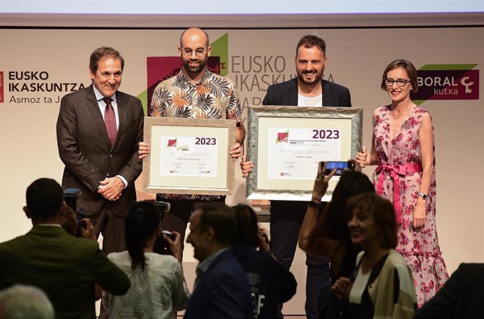 Archivo - El escritor Kirmen Uribe y el investigador sociolingüístico Beñat Garaio reciben el Premio Eusko Ikaskuntza-Laboral Kutxa