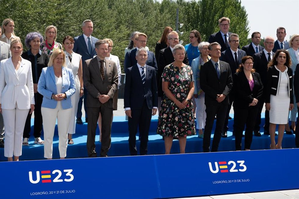 El ministro del Interior español, Fernando Grande Marlaska (c), posa en la reunión informal europea de los ministros de Justicia e Interior de la Unión Europea, a 20 de julio de 2023, en Logroño, La Rioja (España).