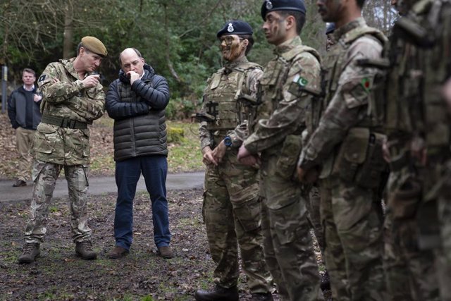 Archivo - El ministro de Defensa de Reino Unido, Ben Wallace, en un campo de entrenamiento en Reino Unido donde se instruye a militares ucranianos 