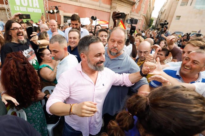 El candidato de Vox a las elecciones generales, Santiago Abascal acompañado de Lourdes Méndez y José Ángel Antelo, intervienen en un acto en la plaza Cardenal Belluga de Murcia