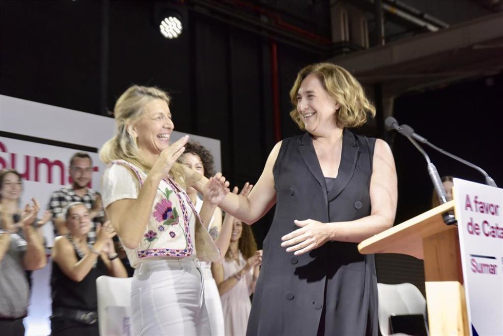 La exalcaldesa de Barcelona y coordinadora nacional de los comuns, Ada Colau, junto con la líder de Sumar, Yolanda Díaz