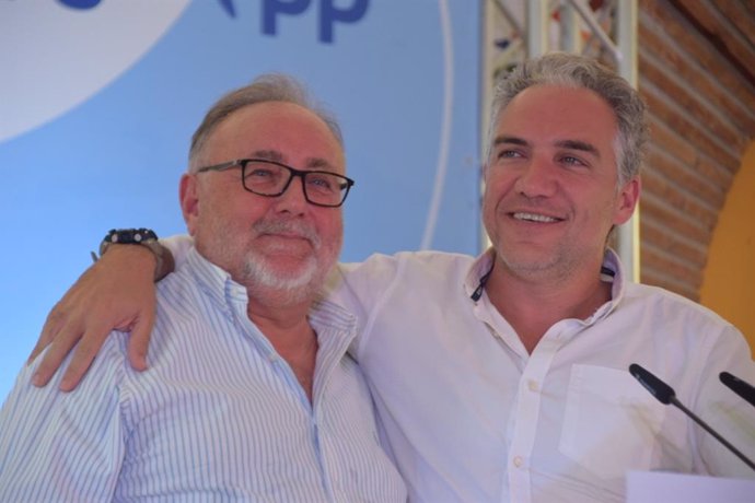 El coordinador general del PP y candidato número uno al Congreso por Málaga, Elías Bendodo, junto al alcalde de Alhaurín de la Torre, Joaquín Villanova.