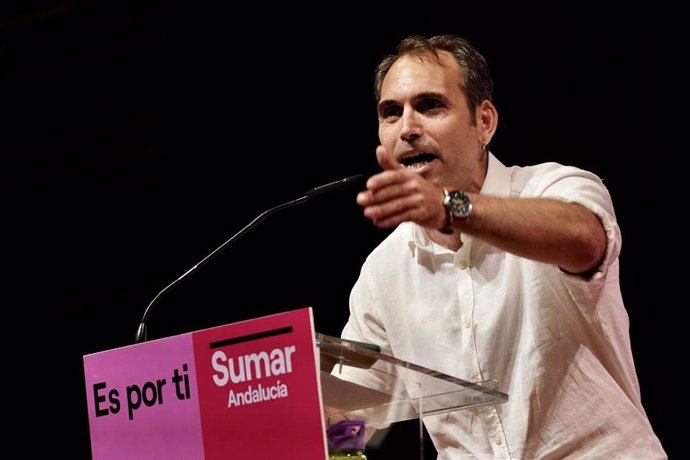 El candidatos de Sumar por Málaga al Congreso Toni Valero , en una imagen de archivo de un acto de campaña en Málaga.