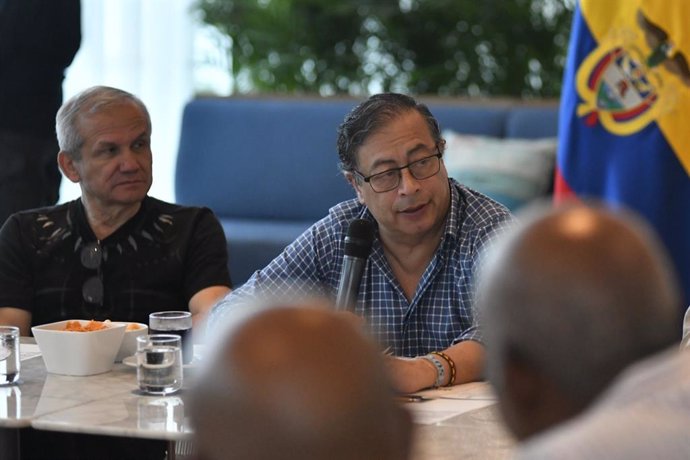 El presidente de Colombia, Gustavo Petro, en una reunión con representantes del pueblo raizal que participaron en la defensa del Archipiélago en la Corta Internacional de Justicia