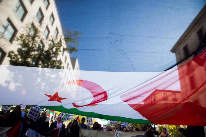 Archivo - Imagen de archivo de una bandera saharahui durante una manifestación en Madrid