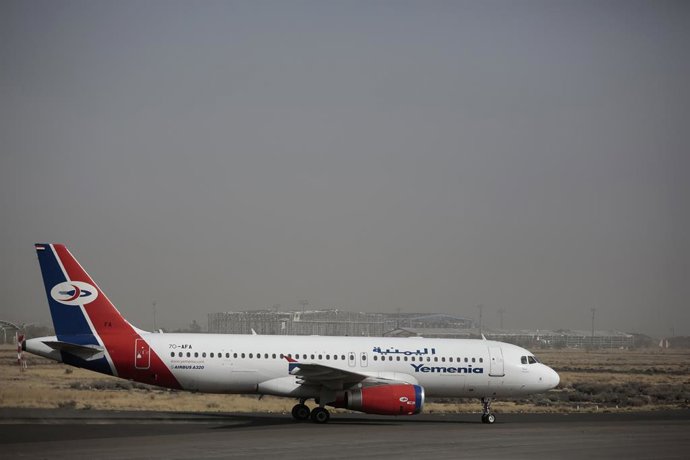 Archivo - Imagen de archivo de un avión de Yemenia Airways en un aeropuerto de Yemen