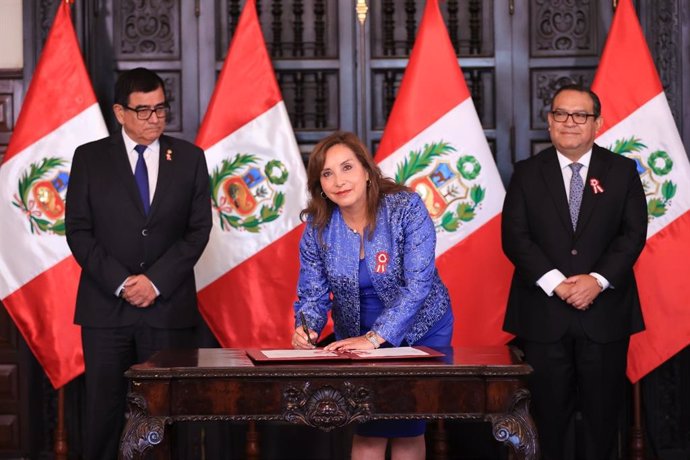 La presidenta de Perú, Dina Boluarte, acompañada del presidente del Congreso, José Williams, y el primer ministro, Alberto Otárola
