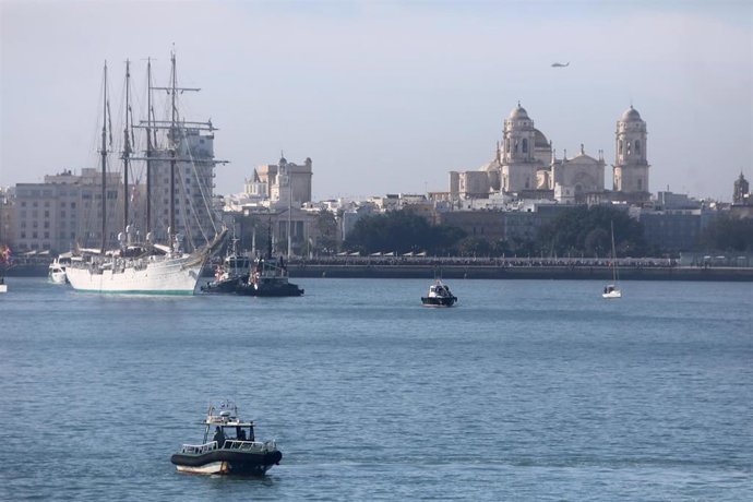 Archivo - El Buque Escuela 'Juan Sebastián de Elcano' saliendo de Cádiz el pasado 14 de enero.