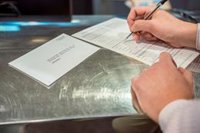 El plazo para votar por correo termina hoy a las 14.00 horas