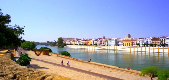 Vista de Triana desde el Paseo Colón de Sevilla.