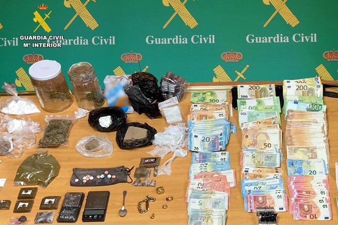 Dinero y sustancias incautadas en Santoña