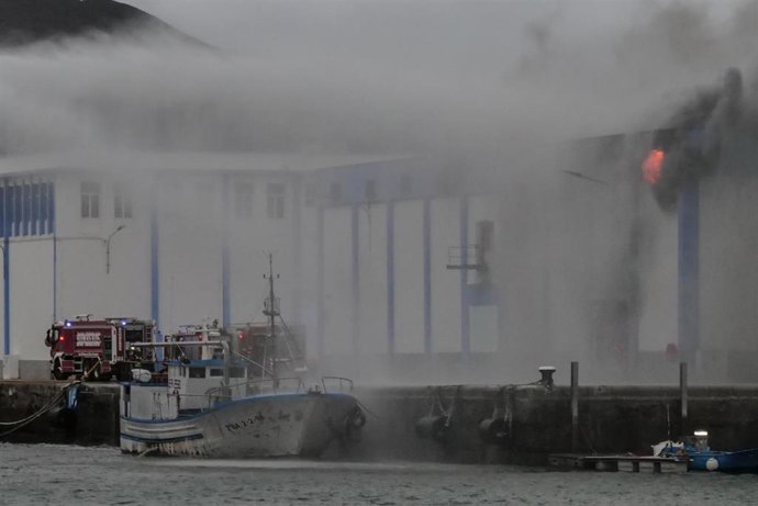 Incendio en una nave del Puerto de Las Palmas, a 20 de julio de 2023, en Las Palmas de Gran Canaria, Gran Canaria, Islas Canarias (España). Un barco contraincendios y siete vehículos de bomberos han tenido que intervenir para intentar sofocar el incendi
