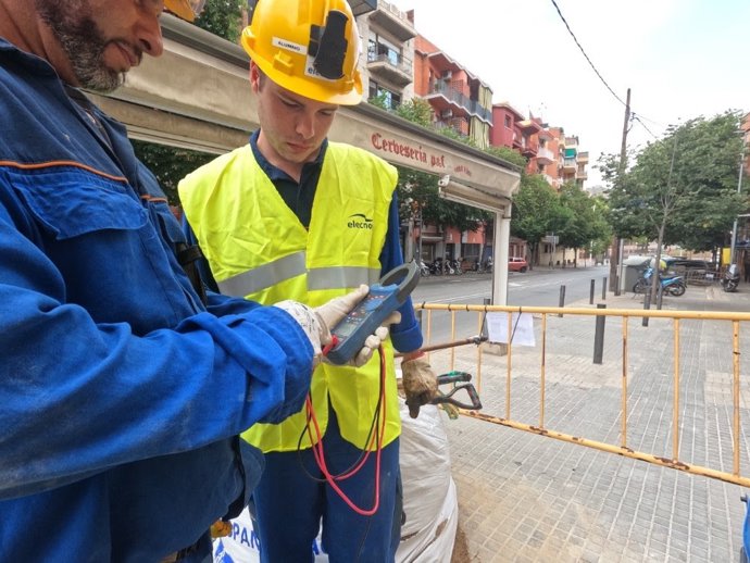 Los alumnos del módulo de FP Dual para ser técnicos de red eléctrica  