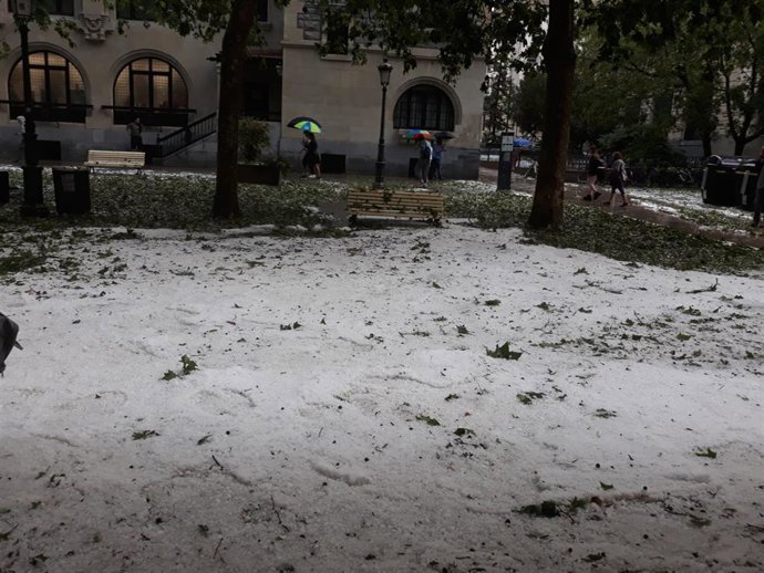 El granizo cubrió a la capital alavesa, provocando numerosos daños