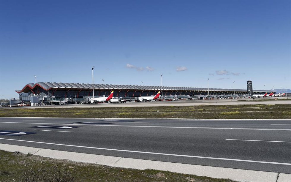 Archivo - Pista del aeropuerto de Barajas