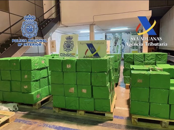 Nota De Prensa: "Cinco Miembros De Una Organización Criminal Dedicada Al Tráfico De Drogas Ingresan En Prisión Tras Intervenirles Más De Cuatro Toneladas De Cocaína En Una Nave De Alicante"