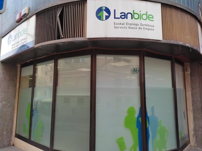Archivo - Oficina de Lanbide en el barrio bilbaíno de Santutxu
