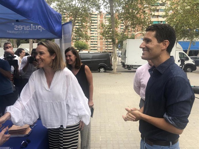 La secretaria general del PP, Cuca Gamarra, el candidato del PP al Congreso por Barcelona, Nacho Martín Blanco, y la portavoz en el Ayuntamiento, Sonia Esplugas, en una carpa del partido en L'Hospitalet de Llobregat