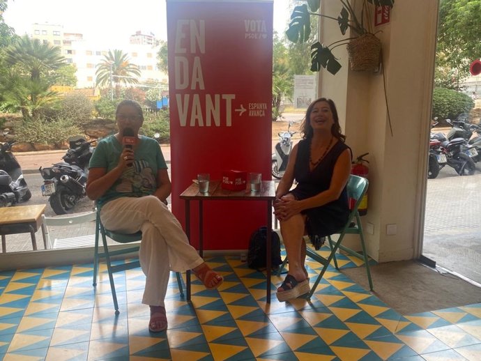 La candidata del PSIB-PSOE al Congreso, Francina Armengol, durante un diálogo feminista en un bar en Palma.