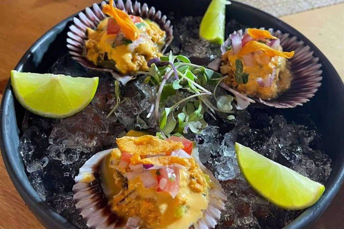 Entre los platos estrella del Pituca se encuentran clásicos de la gastronomía peruana como las zamburiñas acevichadas.