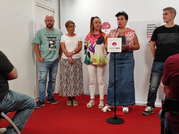 La cabeza de lista de Geroa Bai al Congreso de los Diputados, María Solana, con otros candidatos de Geroa Bai a la selecciones generales del 23 de julio.