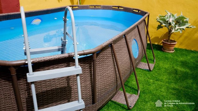 Una piscina en una terraza privada.