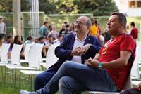 Iceta y Francos siguen el debut de España en el Mundial en la pantalla gigante en el CSD