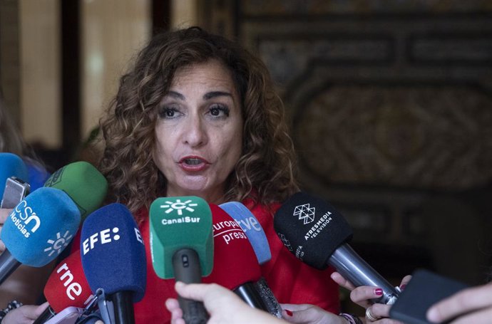 La vicesecretaria general del PSOE cabeza de lista al Congreso por Sevilla, María Jesús Montero, en una atención a medios en Sevilla. (Foto de archivo).
