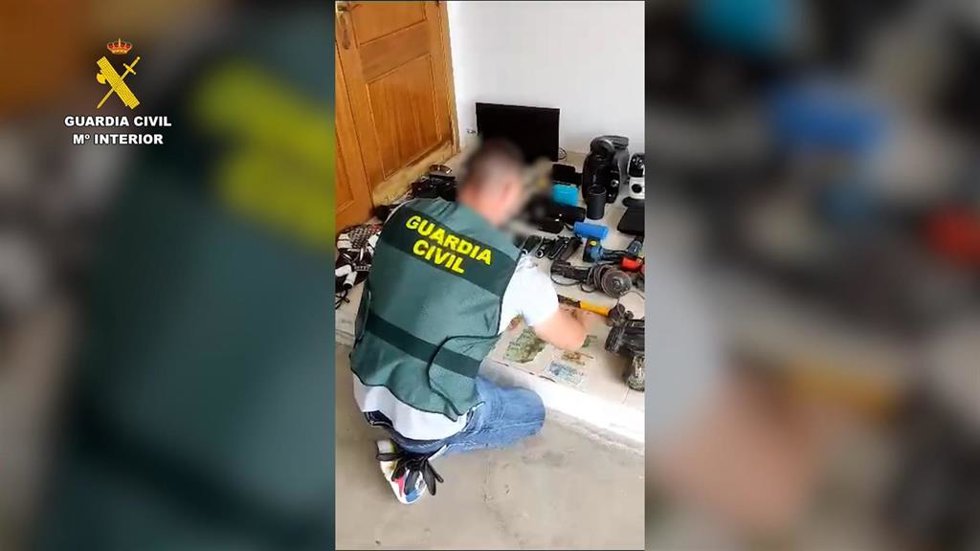 Agente de la Guardia Civil haciendo recuento del material robado