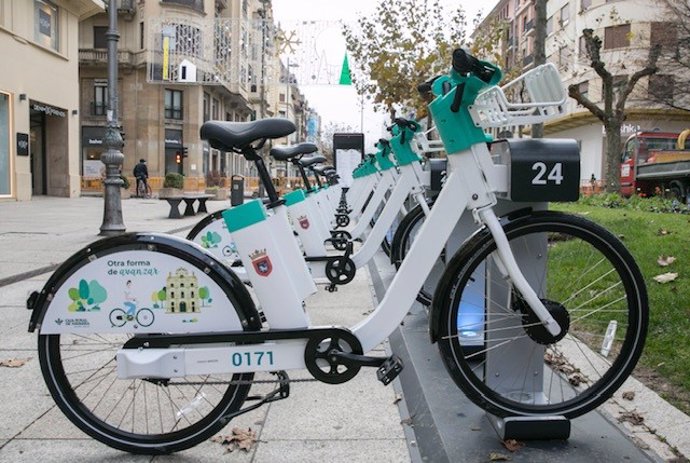 Archivo - El sistema de alquiler de bicicleta eléctrica pública en Pamplona.