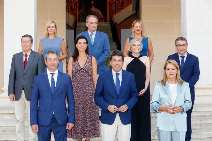 Foto de familia, el presidente de la Generalitat, Carlos Mazón (c), junto a consellers de la Generalitat valenciana, antes de la primera reunión del Pleno del Consell, en el Museo Arqueológico de Alicante MARQ