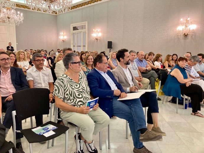 El conseller de Empresa y Trabajo, Roger Torrent, junto al secretario de Trabajo, Enric Vinaixa, y la directora del Consorcio para la Formación Continua de Catalunya (CFCC), Ariadna Rectoret