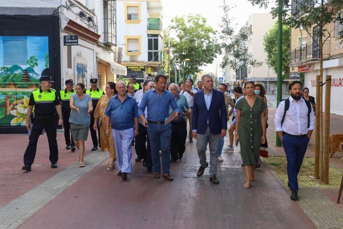 El alcalde de Sevilla, José Luis Sanz, en el entorno de la avenida Cruz Roja.