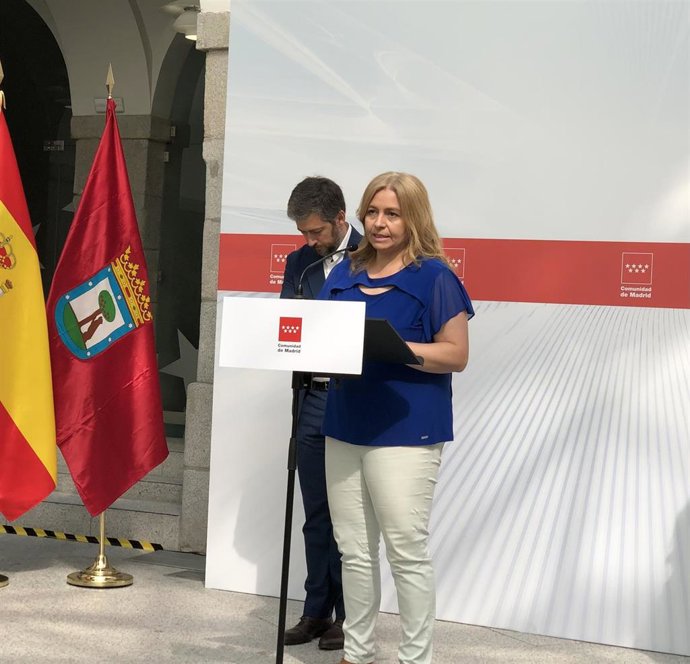 Inmaculada Sanz comparece ante la prensa tras reunirse con Miguel Ángel García Martín.