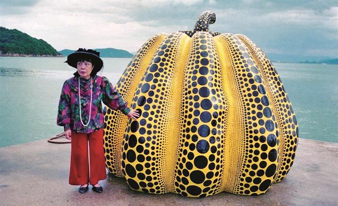 Yayoi Kusama con una de sus calabazas artísticias