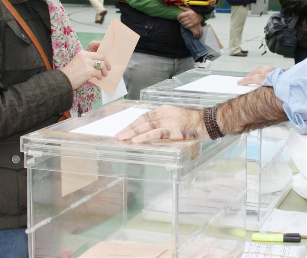 Archivo - Una persona votando
