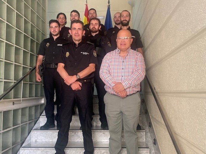 El subdelegado del Gobierno, Faustino Sánchez, junto con los agentes alumnos en prácticas destinados a León