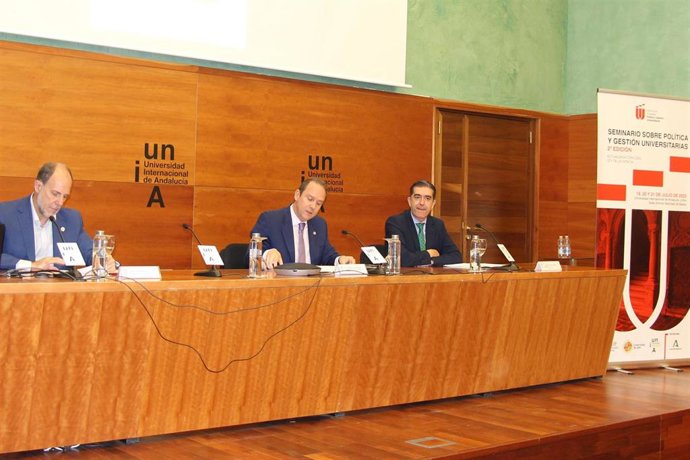 El rector de la UNIA, José Ignacio García, en el seminario del II Diploma de experto en Política y Gestión Universitarias